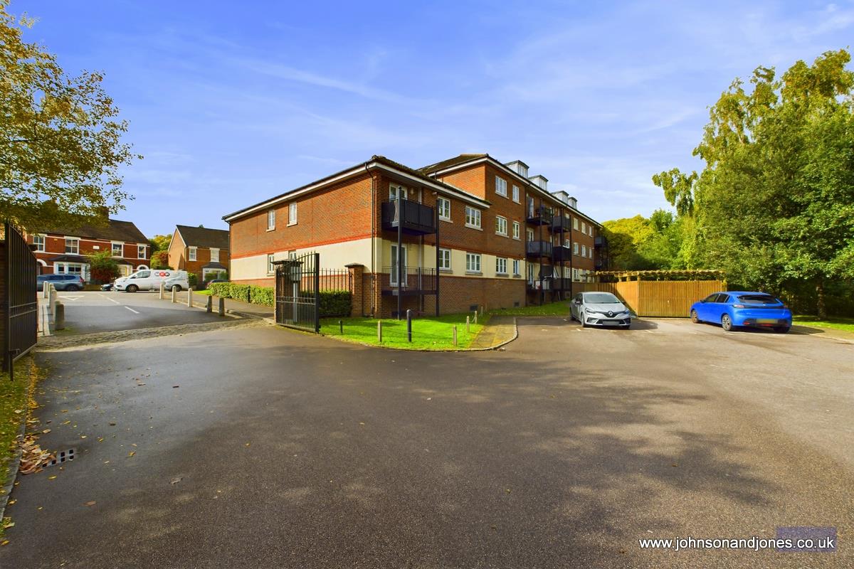 101 Eastworth Road, Chertsey, KT16