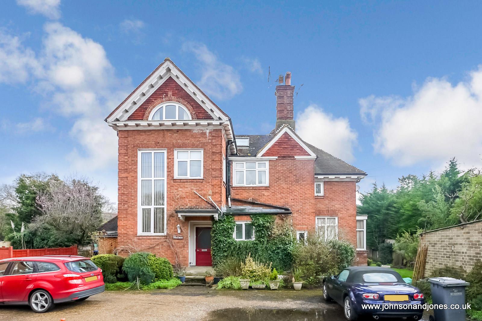 Property in Byfleet Road, Addlestone, Surrey, KT15 3JQ