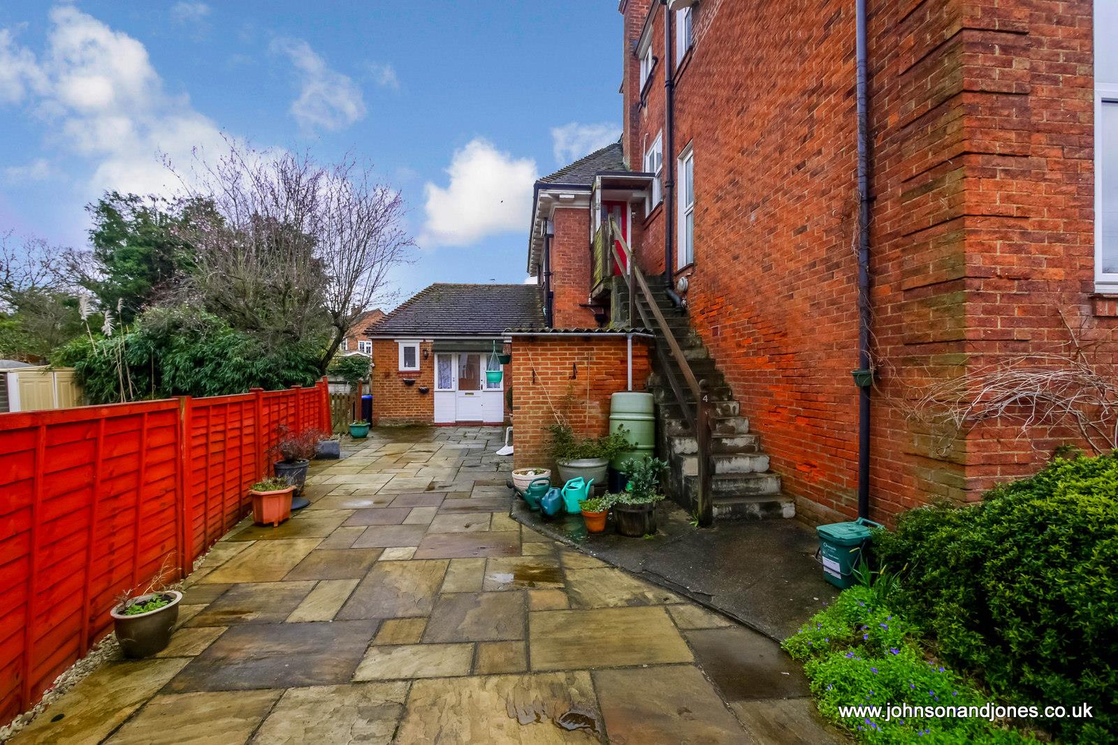 Property in Byfleet Road, Addlestone, Surrey, KT15 3JQ