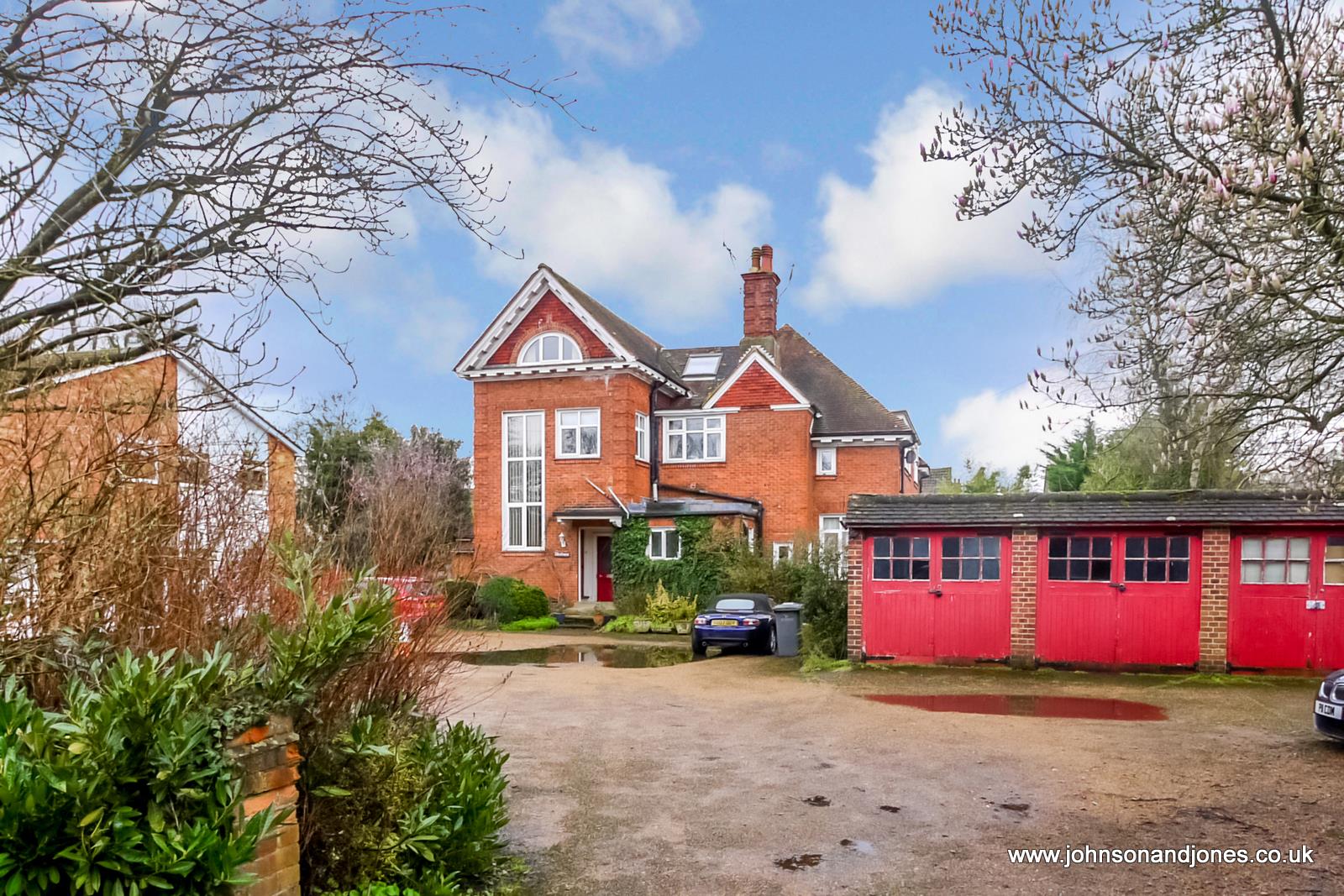 Property in Byfleet Road, Addlestone, Surrey, KT15 3JQ