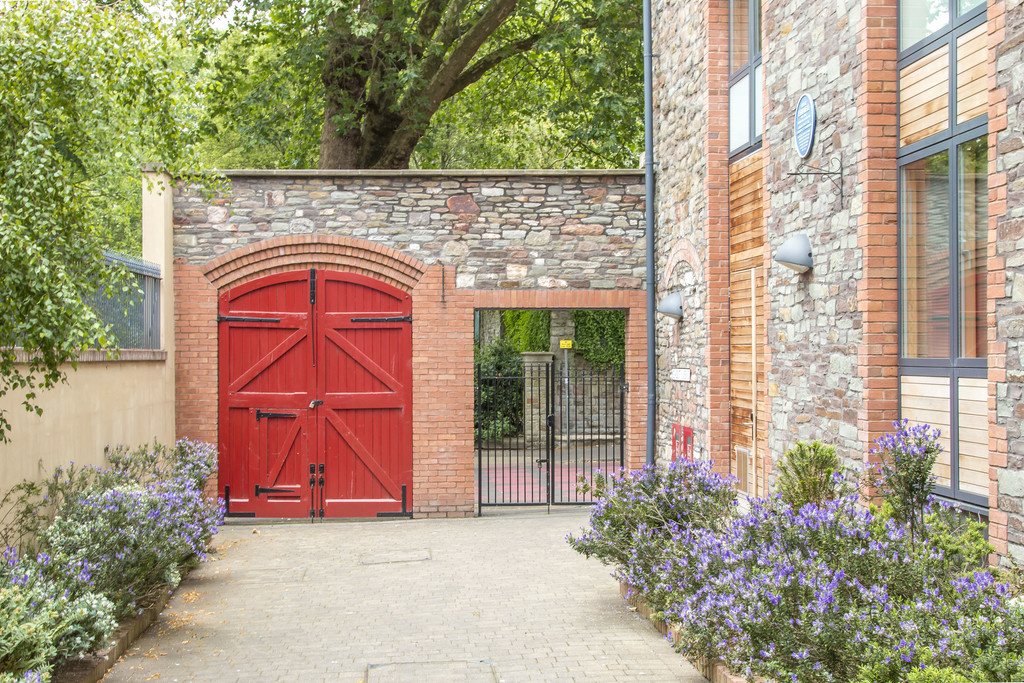 Cabot Mews, Bristol, BS2