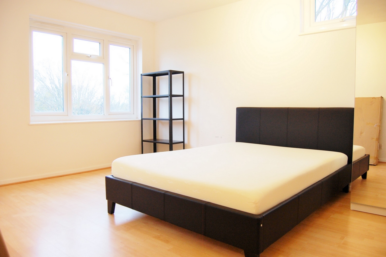 Property in Hoskins Close, London, E16 3RU