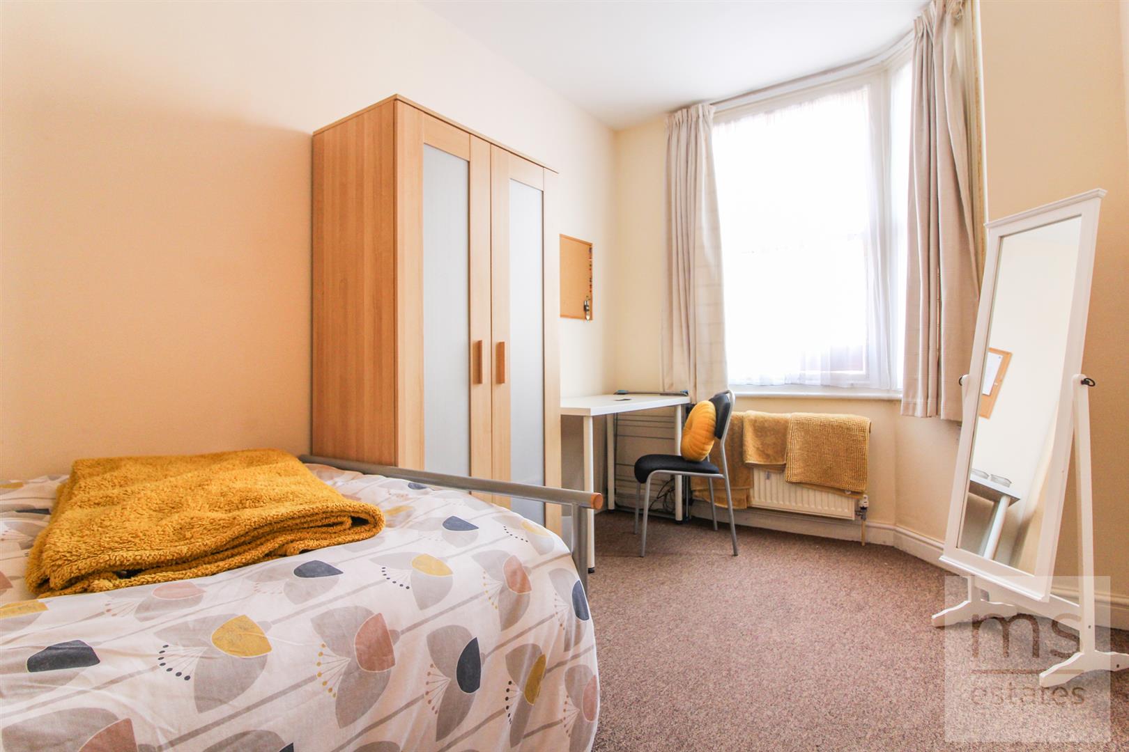 Property in Midland Avenue, Lenton, Nottingham, NG7 2FD