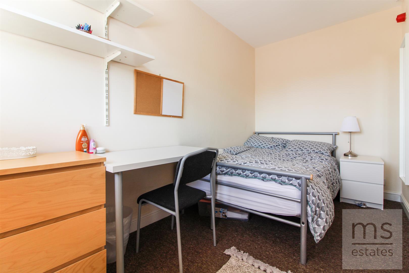 Property in Midland Avenue, Lenton, Nottingham, NG7 2FD