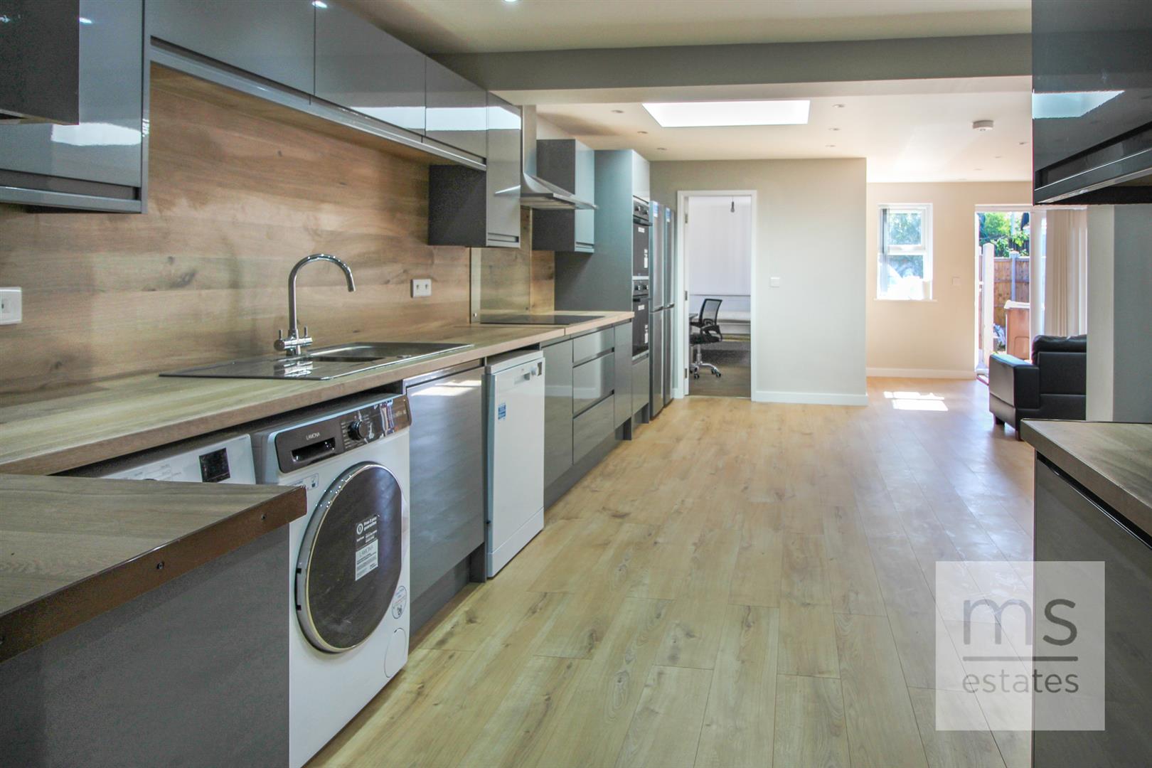 Forsythia Gardens, Nottingham, NG7 2LW