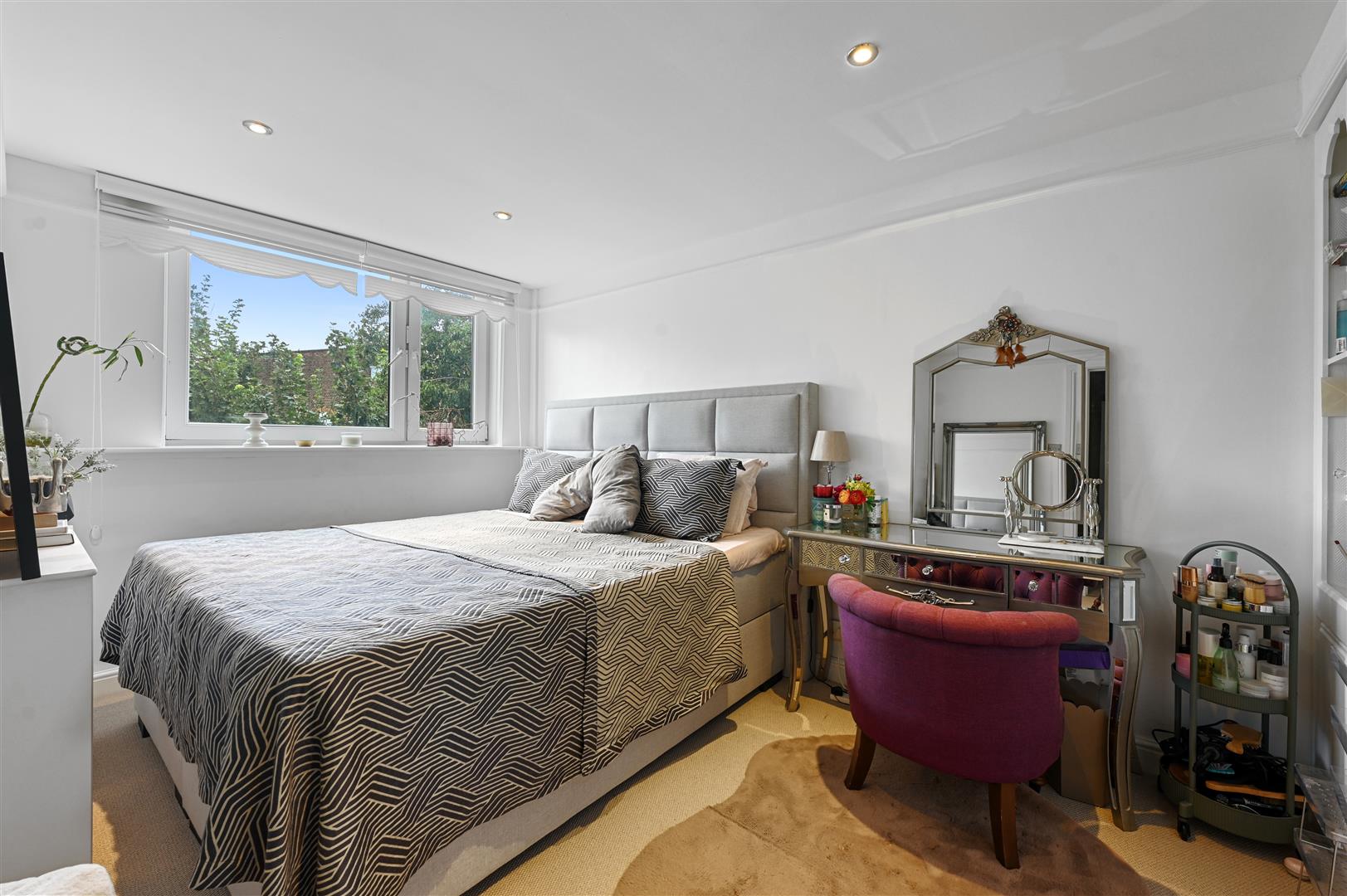 Westbridge Road, London, SW11,  3TL
