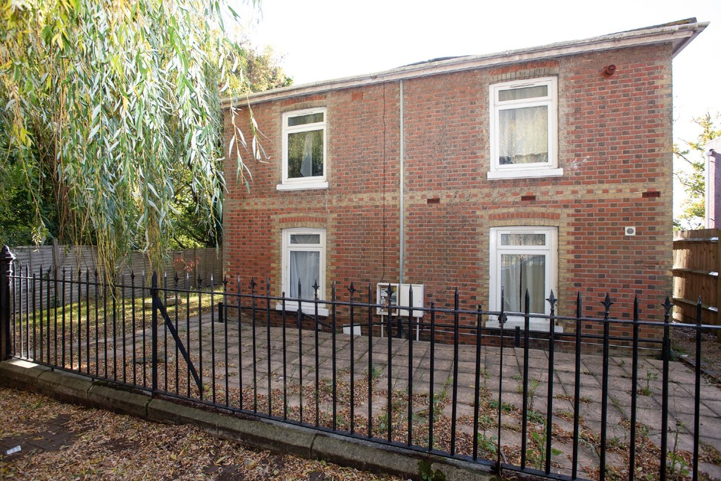 Property in Flat B Moss Cottage, Weston Lane, Southampton, SO19 9GH