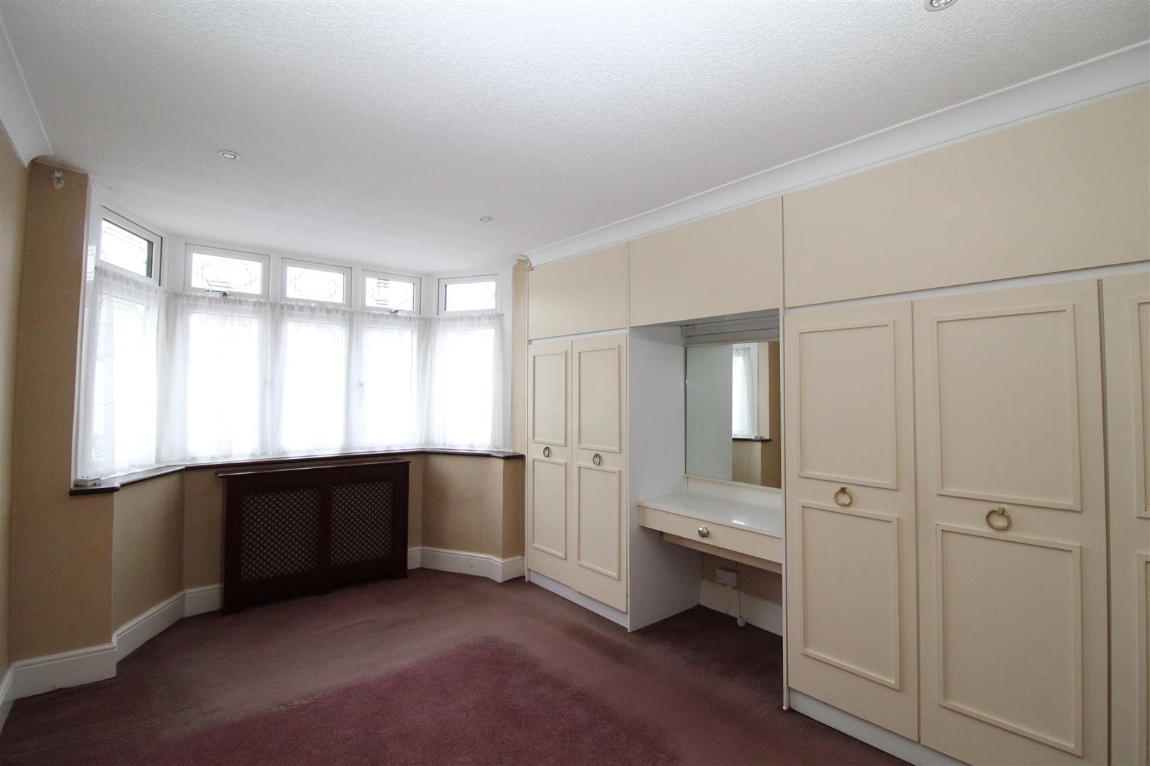 Property in Strathmore Gardens, Hornchurch, Essex, RM12 4BG