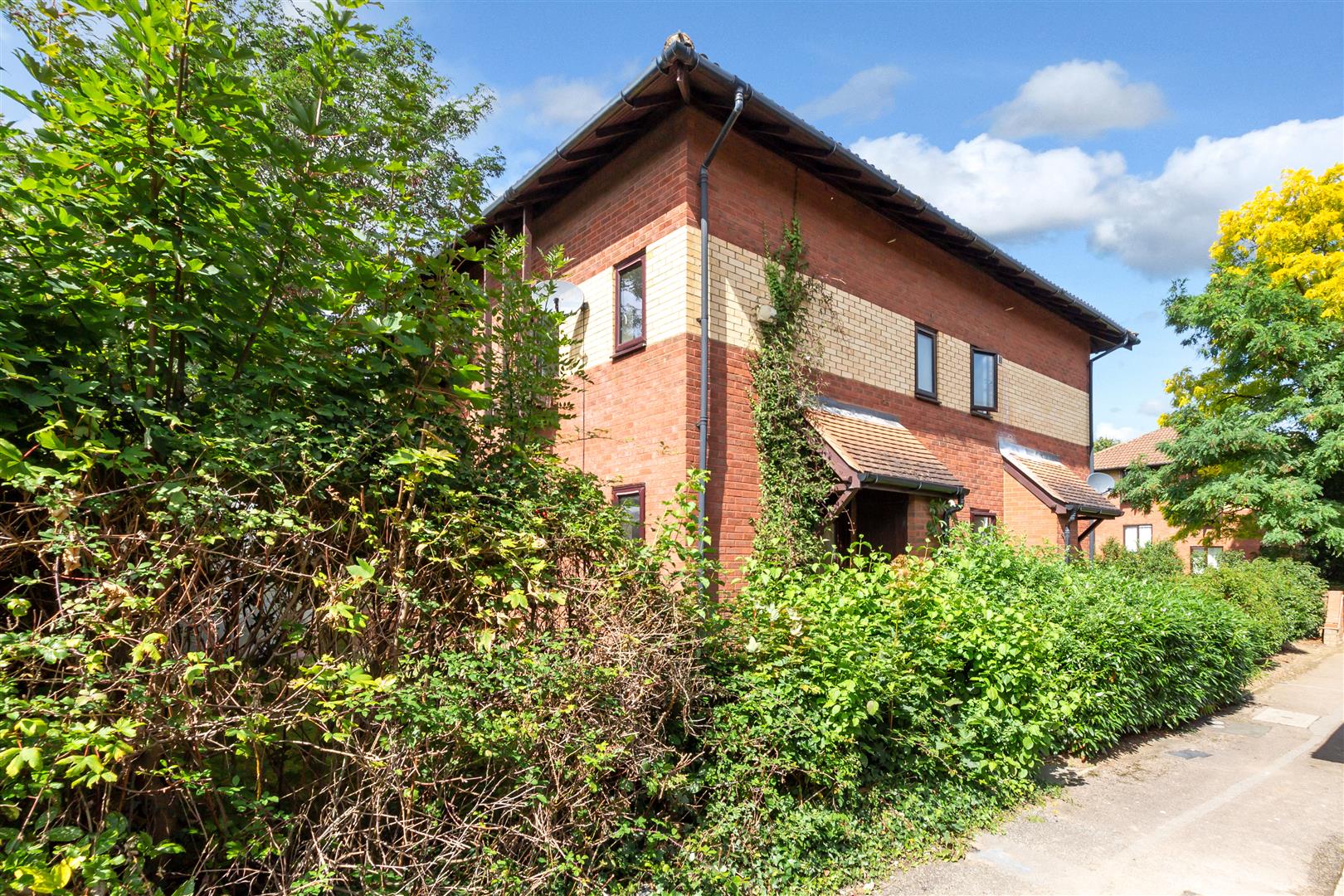 Property in Troutbeck, Peartree Bridge, Milton Keynes, MK6 3ED