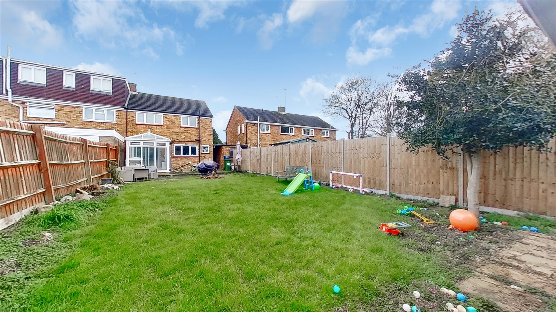 Property in Middlesex Drive, Bletchley, Milton Keynes, Bucks, MK3 7JE