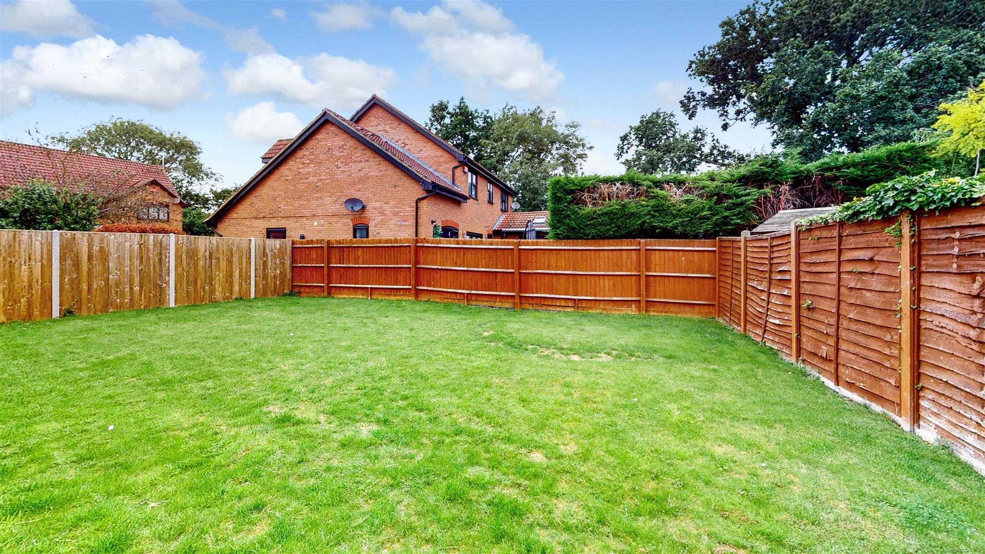 Property in Upper Wood Close, Shenley Brook End, Milton Keynes, MK5 7GH