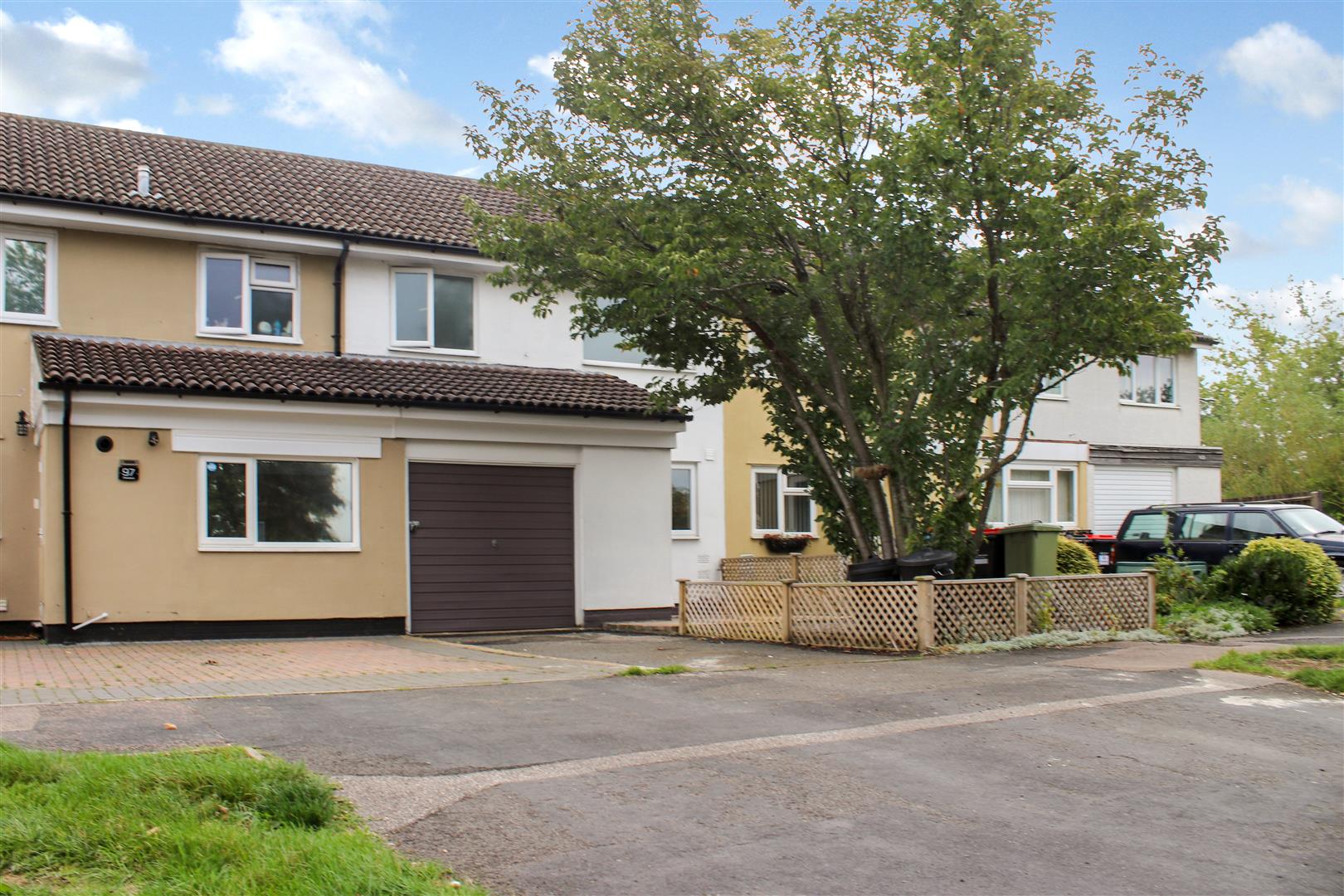 Property in Cleveland, Bradville, Milton Keynes, Buckinghamshire, MK13 7AZ