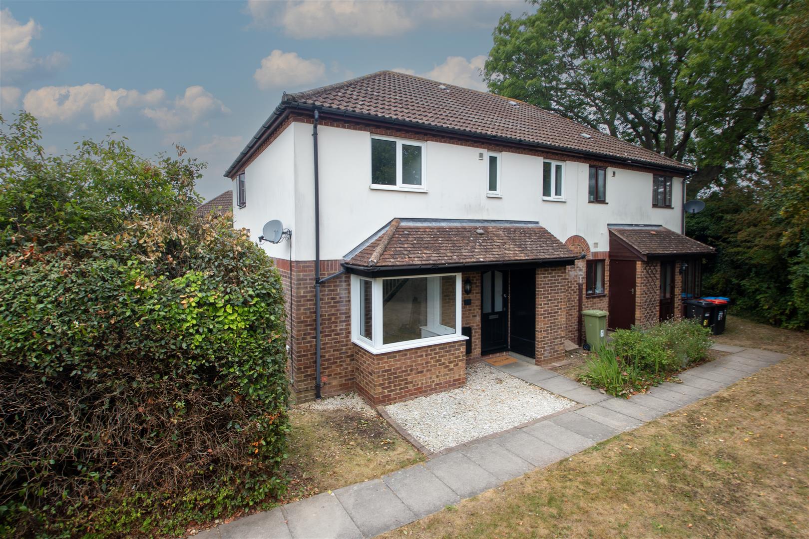 Studley Knapp, Walnut Tree, MK7