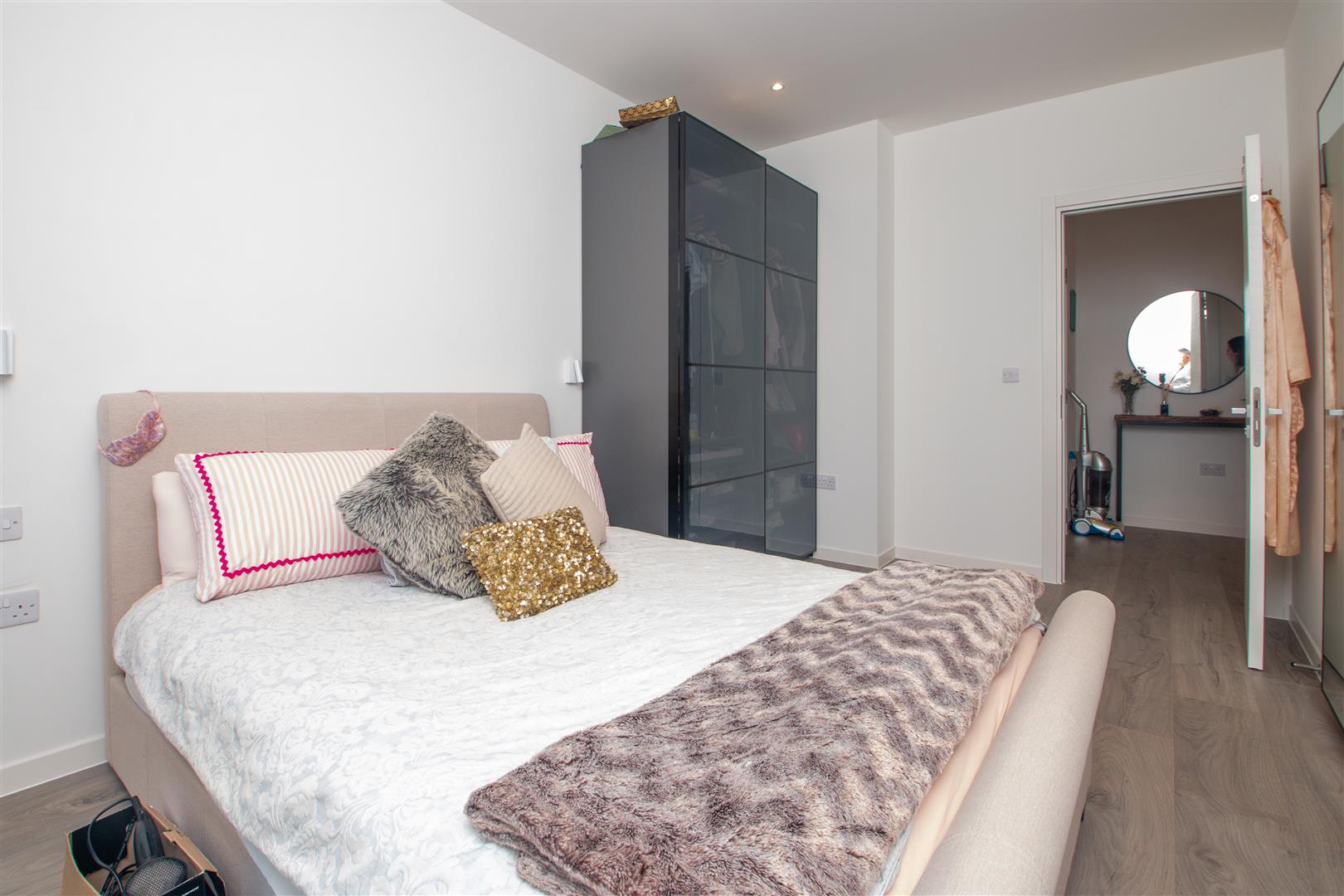249 Midsummer Boulevard, Milton Keynes, MK9 - Image 10