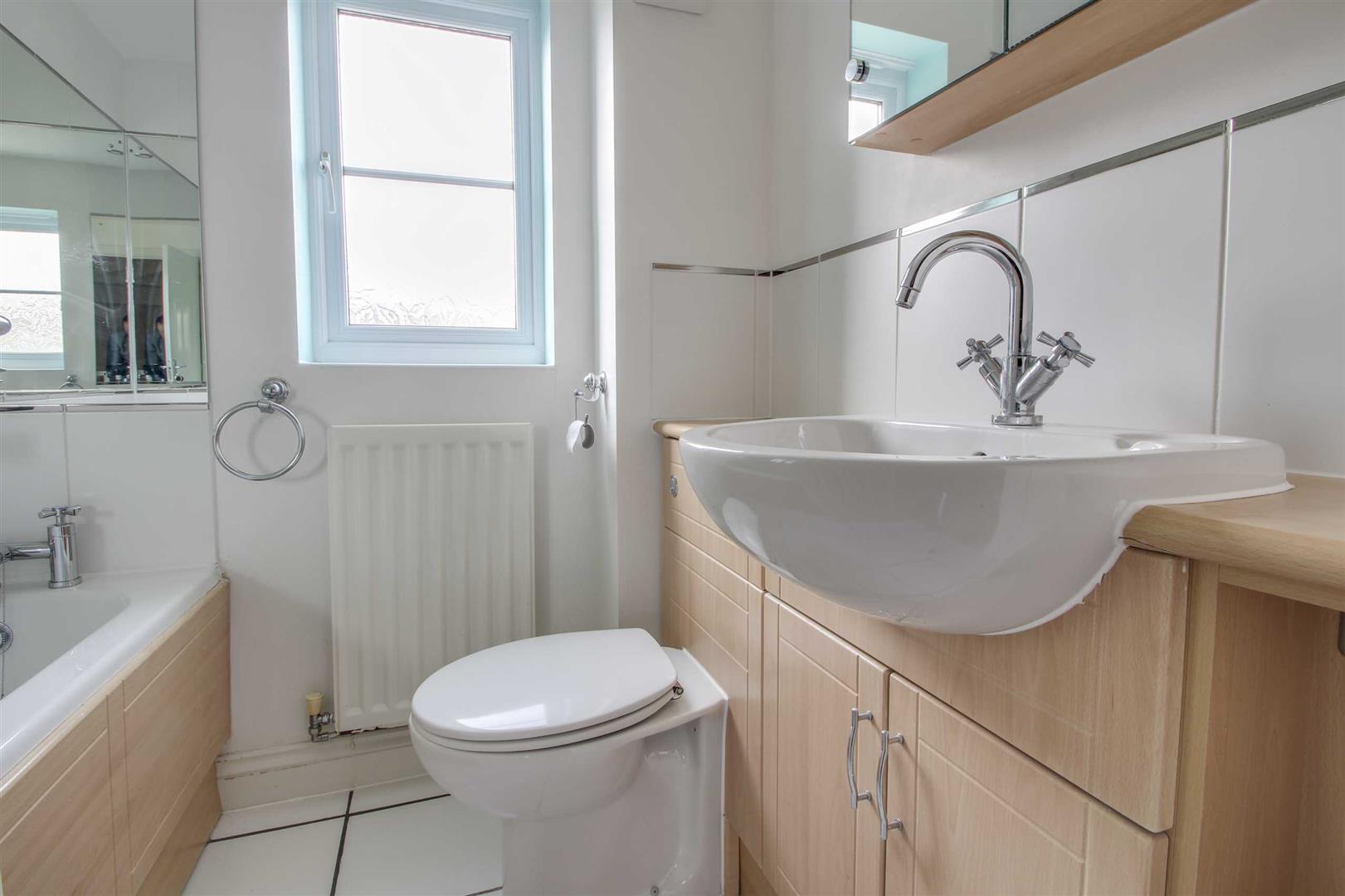 Randall Drive, Oxley Park, Milton Keynes, MK4 - Image 3