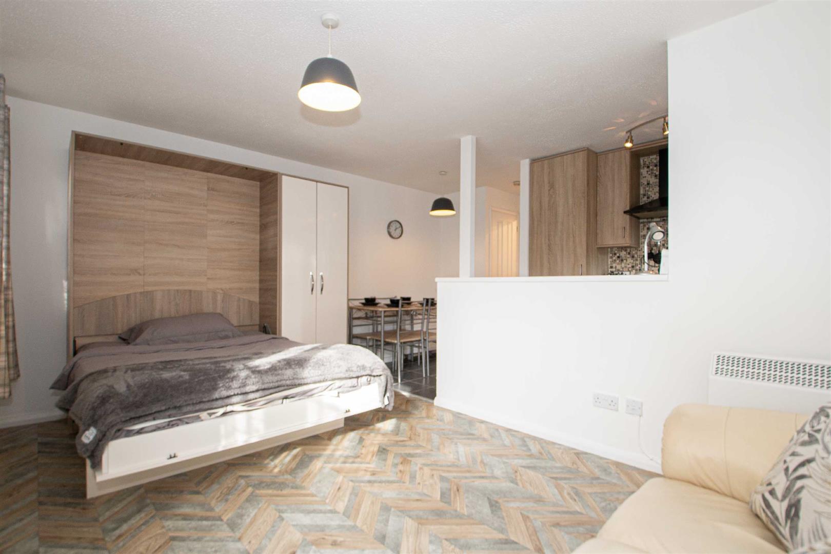 Pomander Crescent, Walnut Tree, Milton Keynes, MK7 - Image 1