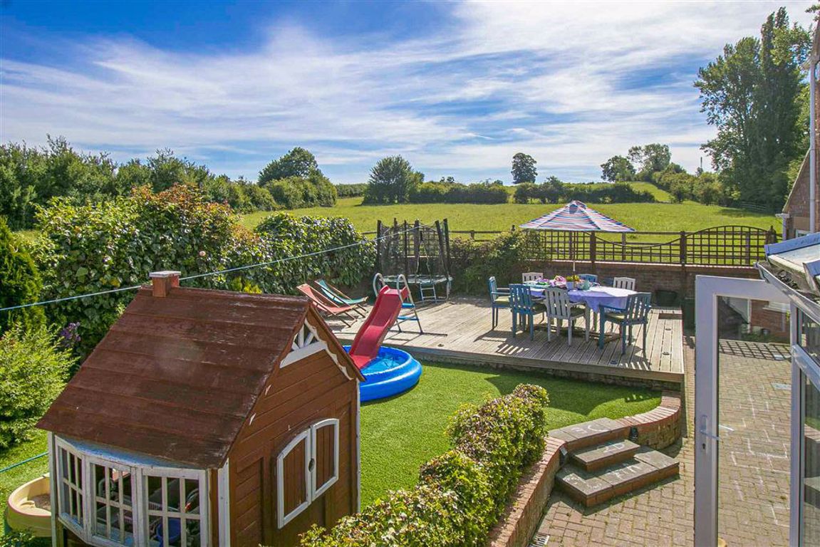 Property in Bedford Road East, Yardley Hastings, NN7 1HJ