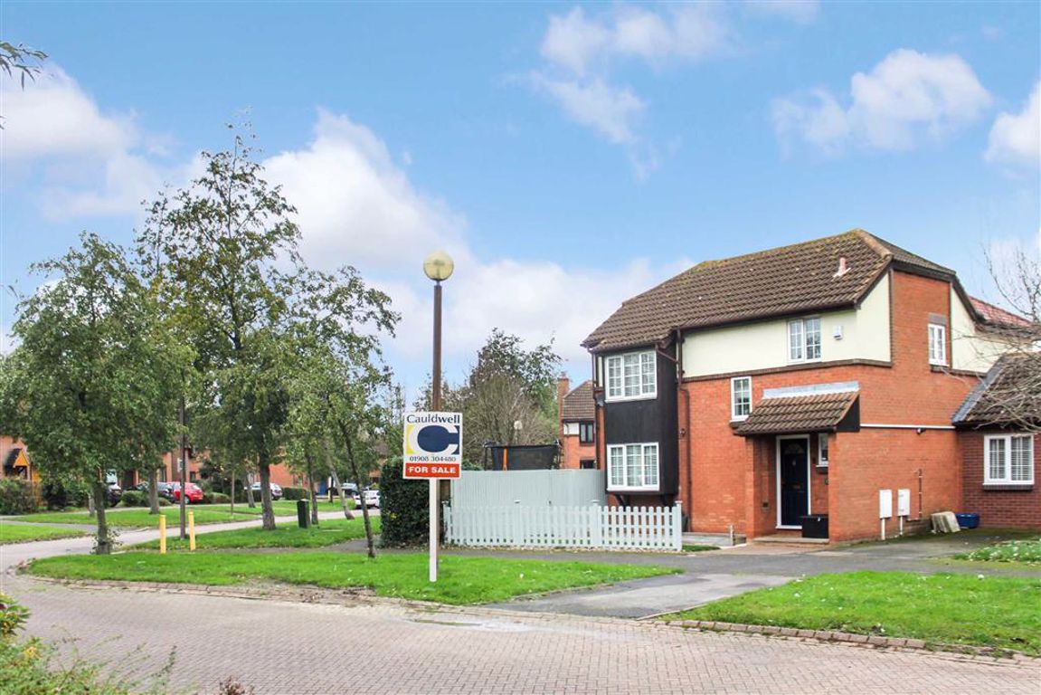 Property in Willen Park Avenue, Milton Keynes, Bucks, MK15 9HF