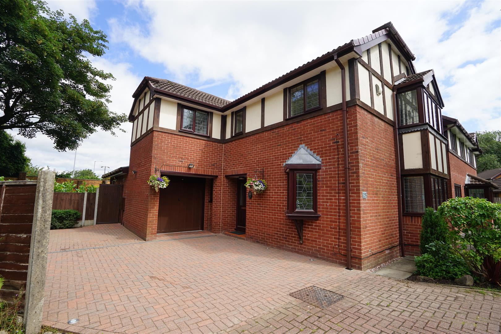 Property in Avonhead Close, Horwich, Bolton, Lancashire, BL6 5QD
