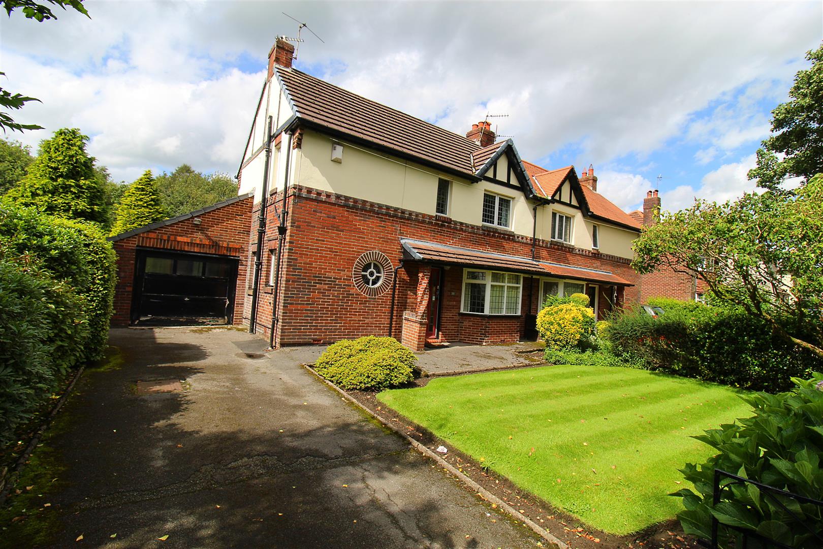 Property in Lever Park Avenue, Horwich, Bolton, Lancashire, BL6 7LQ