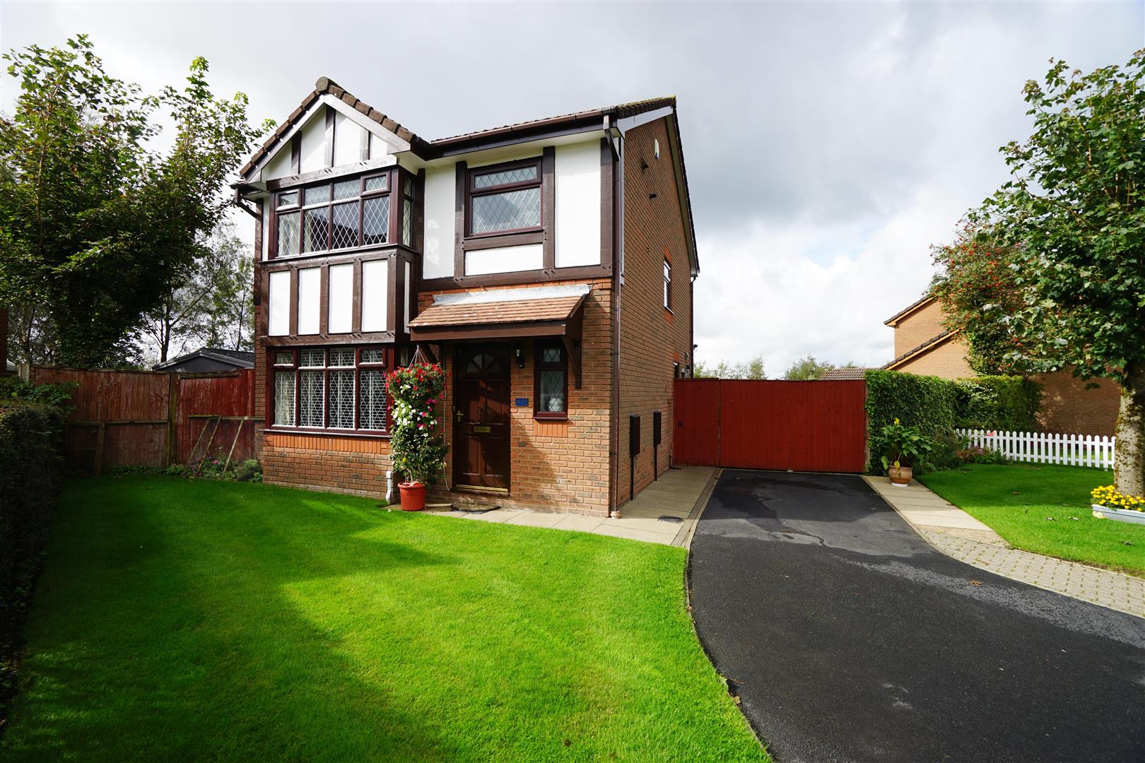 Property in Cotswold Drive, Horwich, Bolton, Lancashire, BL6 7DE