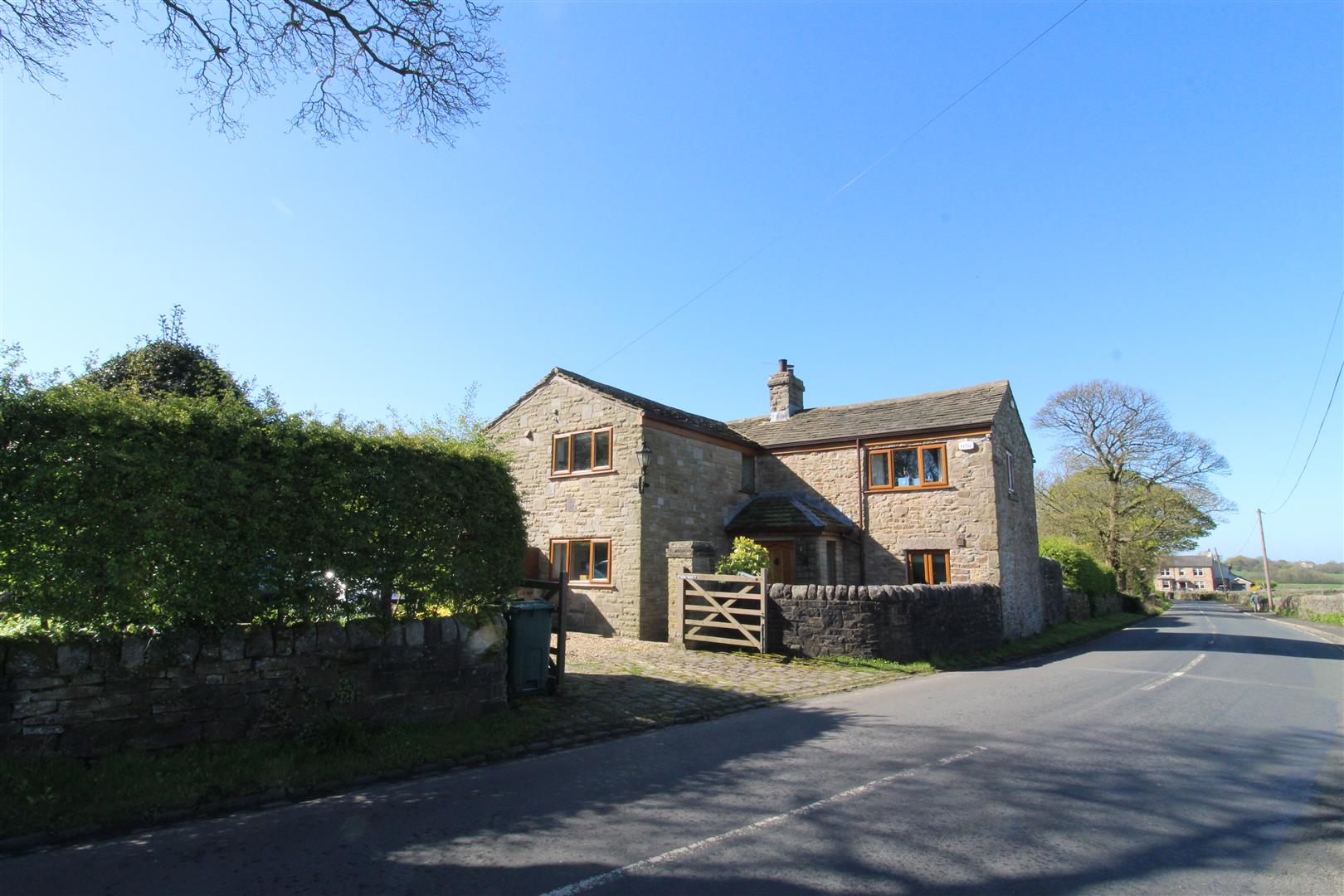 Dill Hall Brow, Heath Charnock, Chorley, PR6,  9HD