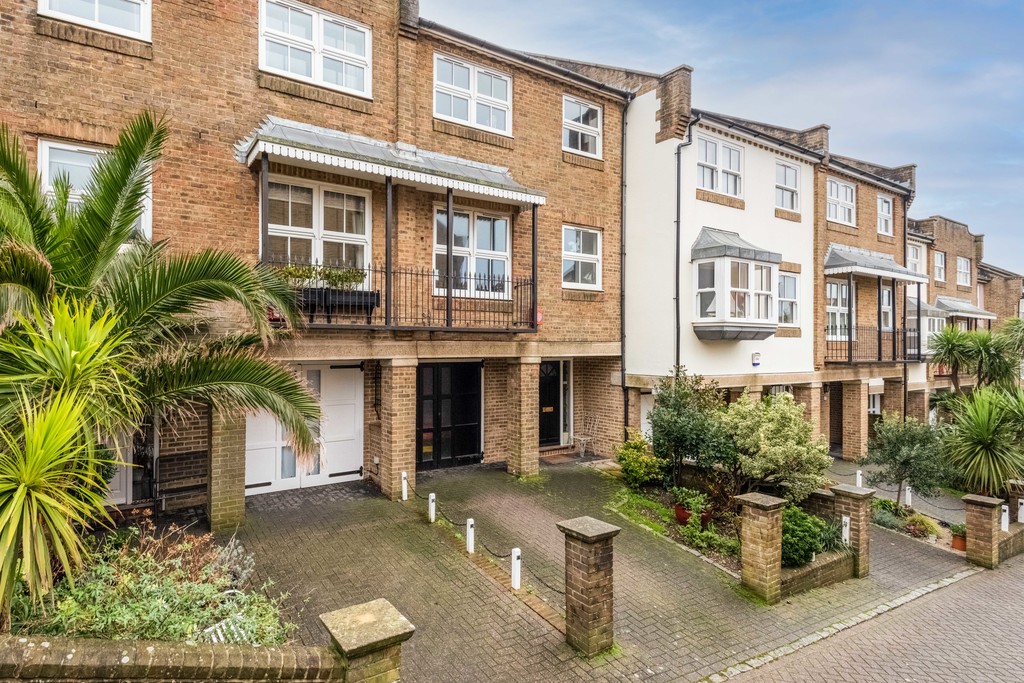 Property in St. Marys Square, Brighton, BN2