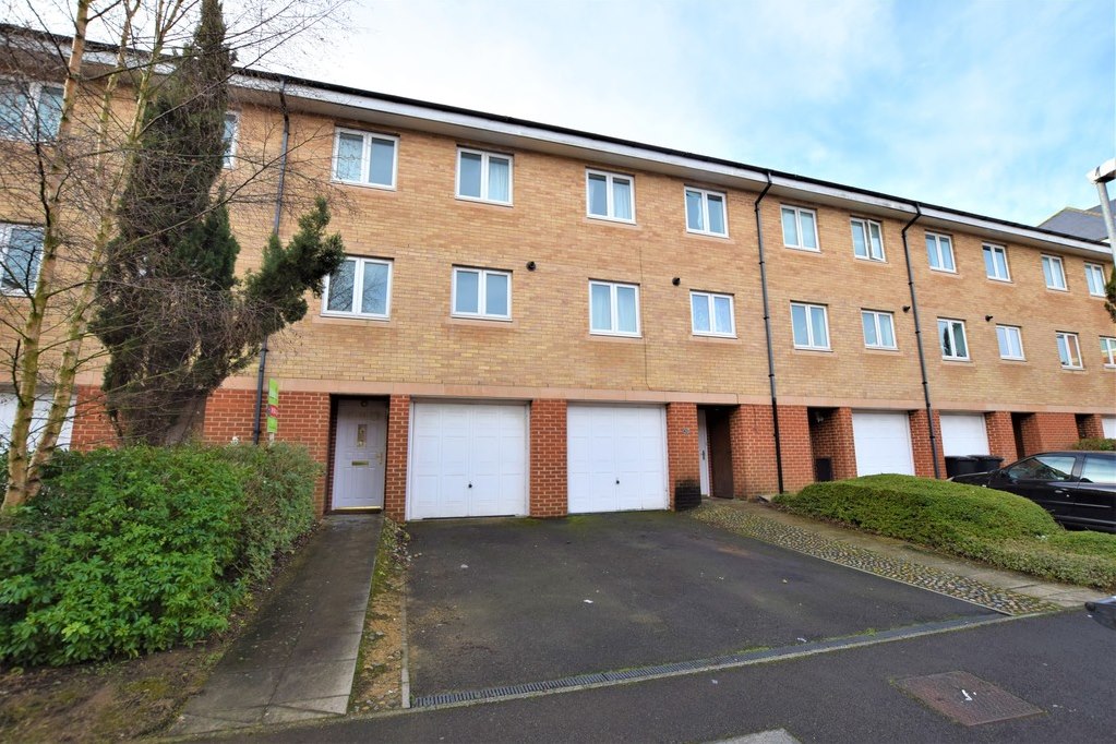 Property in Padstow Road, Swindon, SN2