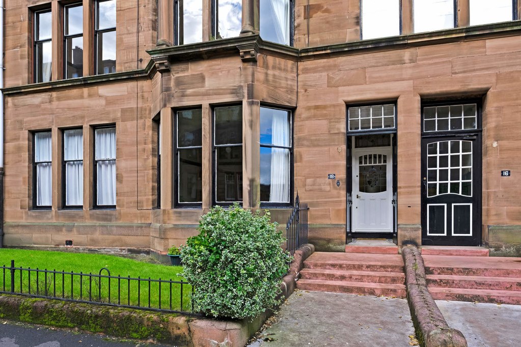 Property in Falkland Street, Glasgow, G12