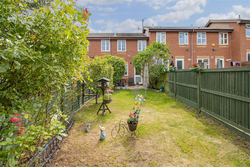 Property in Farm Close, Borehamwood, WD6