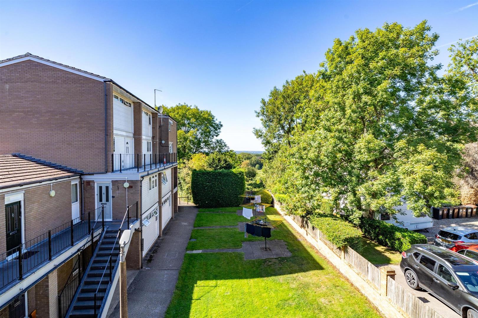 Property in High Street, Borehamwood, WD6