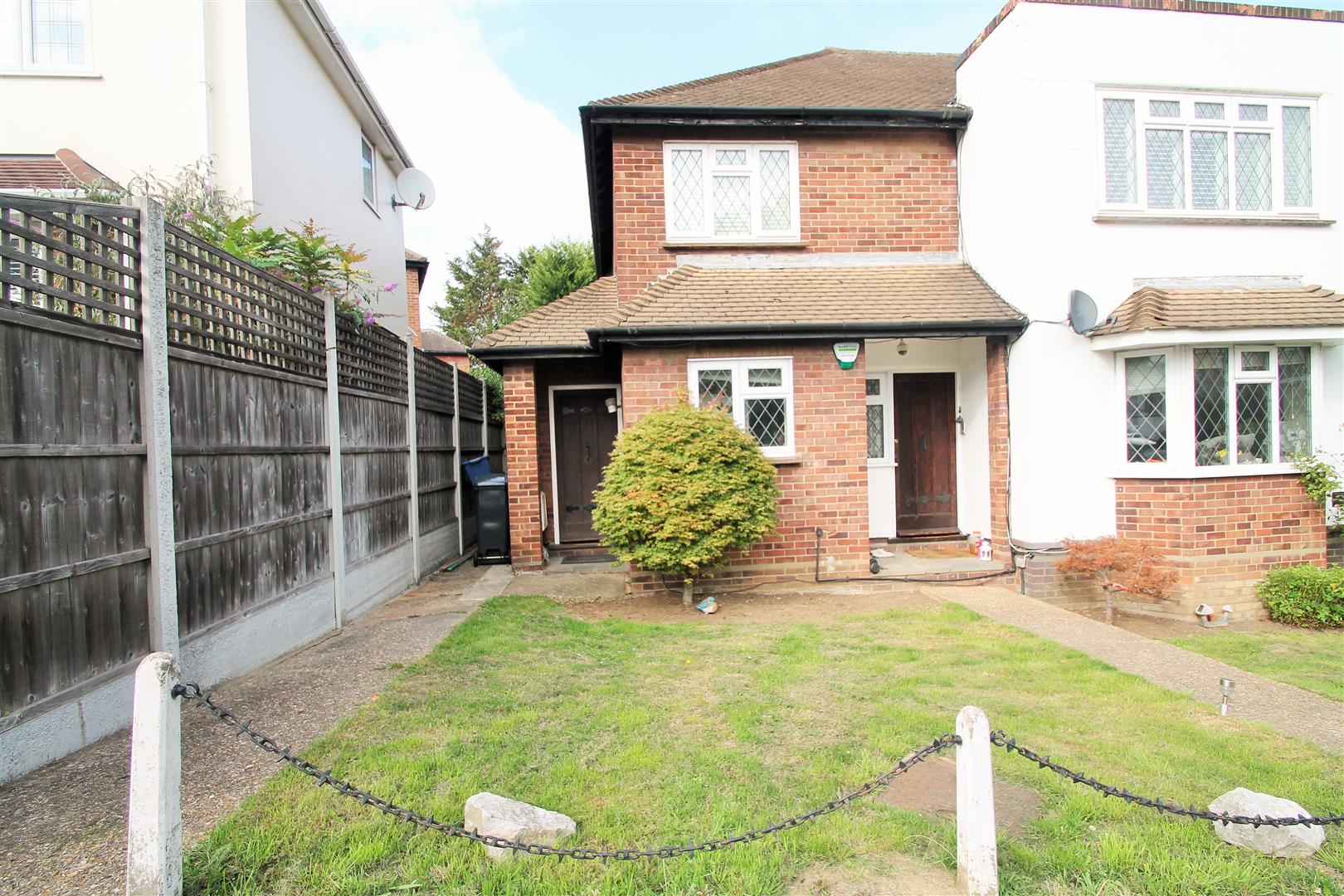 Property in Warren Court, Chigwell, IG7