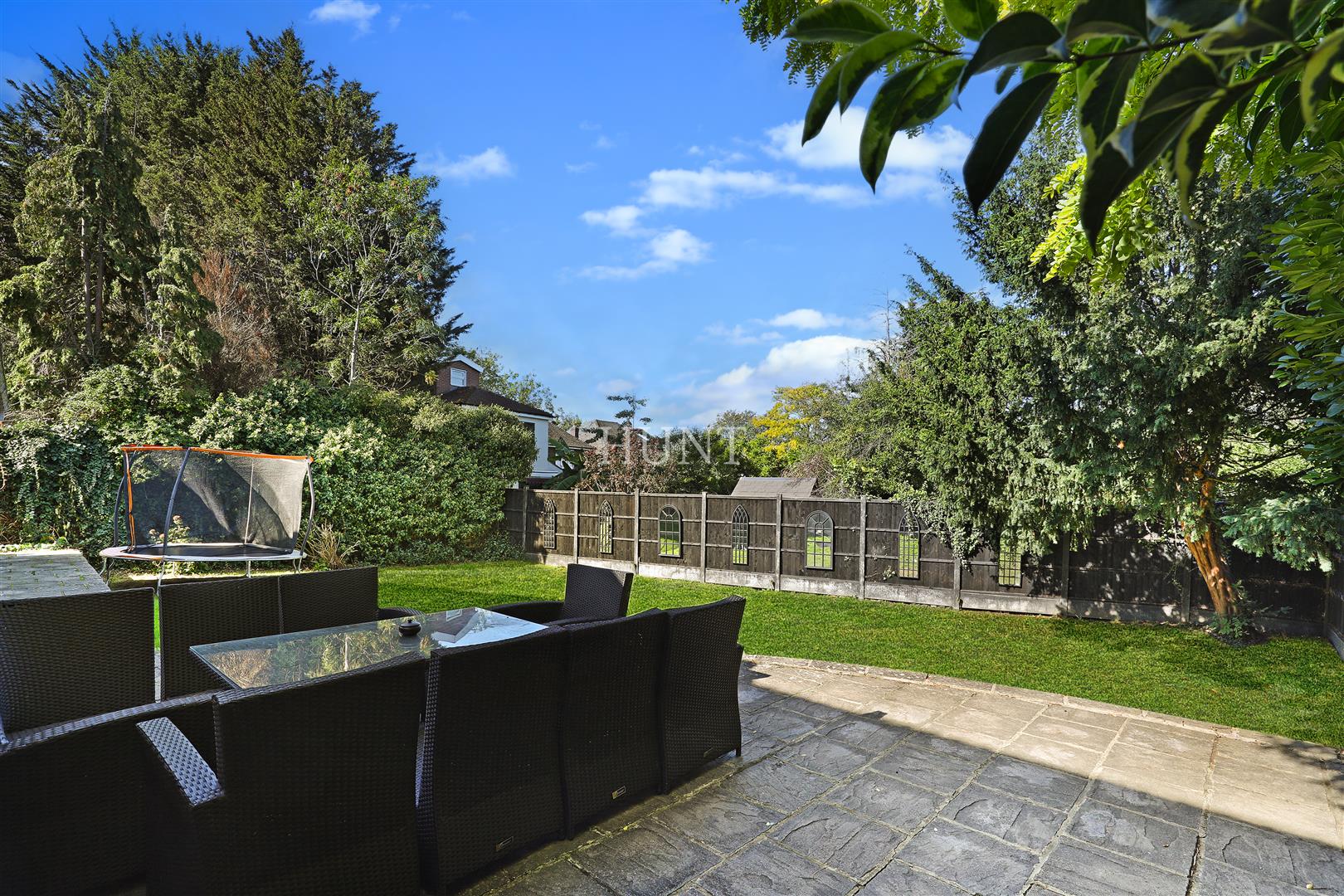 High Road, Chigwell, IG7