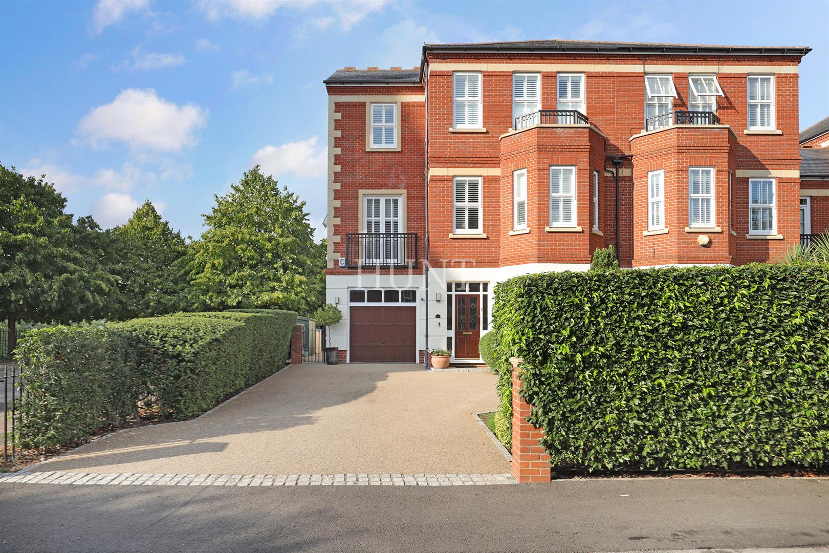 Rosebury Square, Woodford Green, IG8