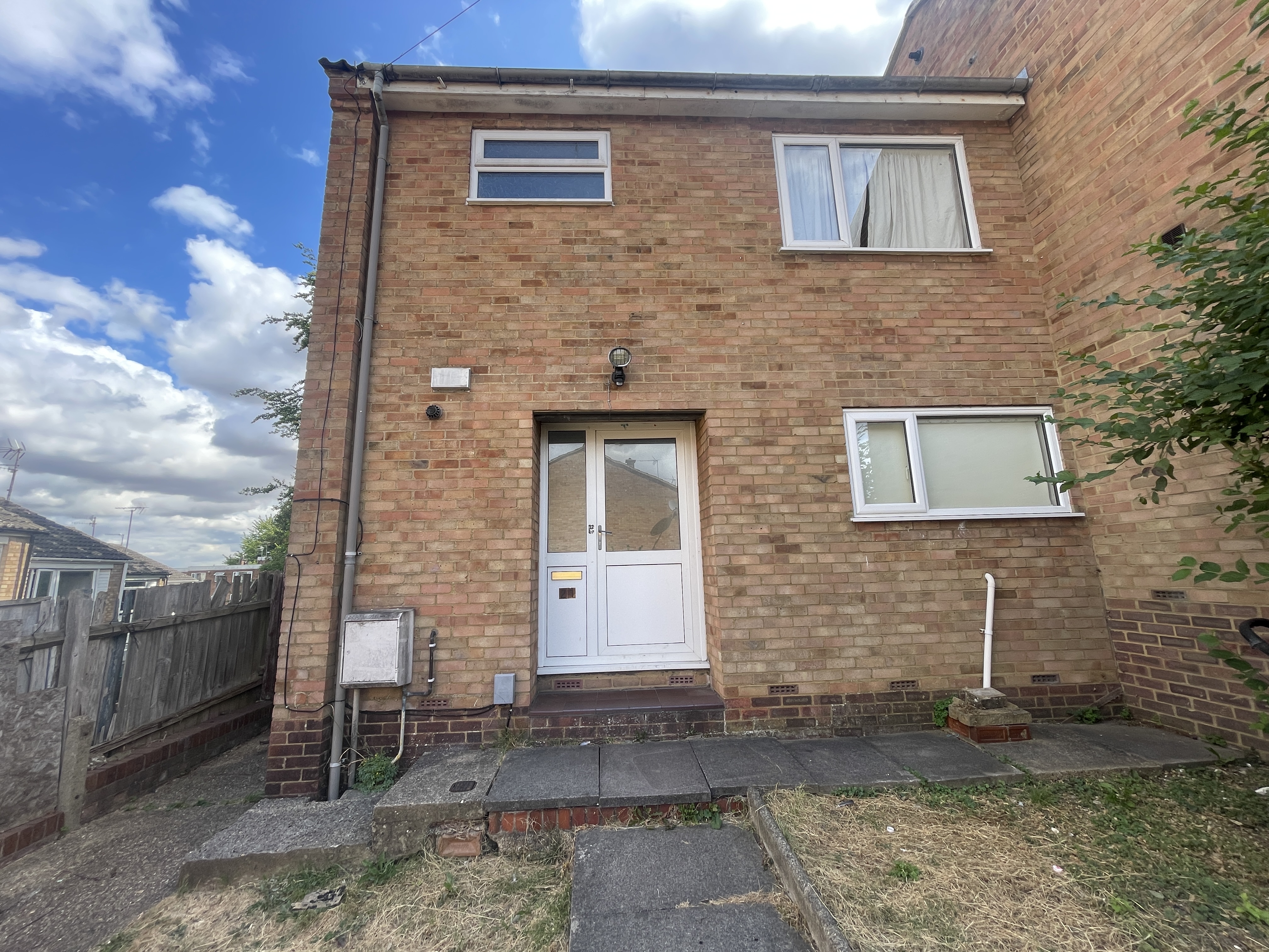 Hunts Close, Luton, LU1