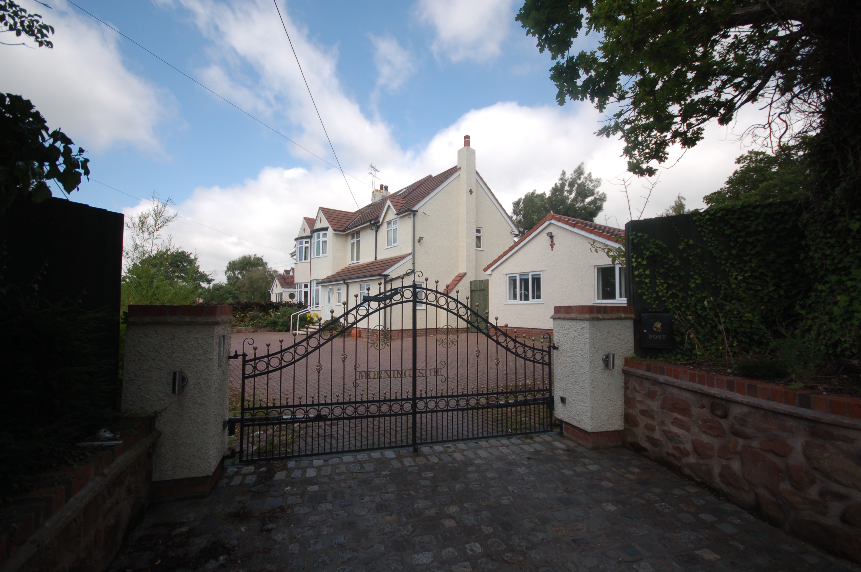 Property in Neston Road, Neston, CH64