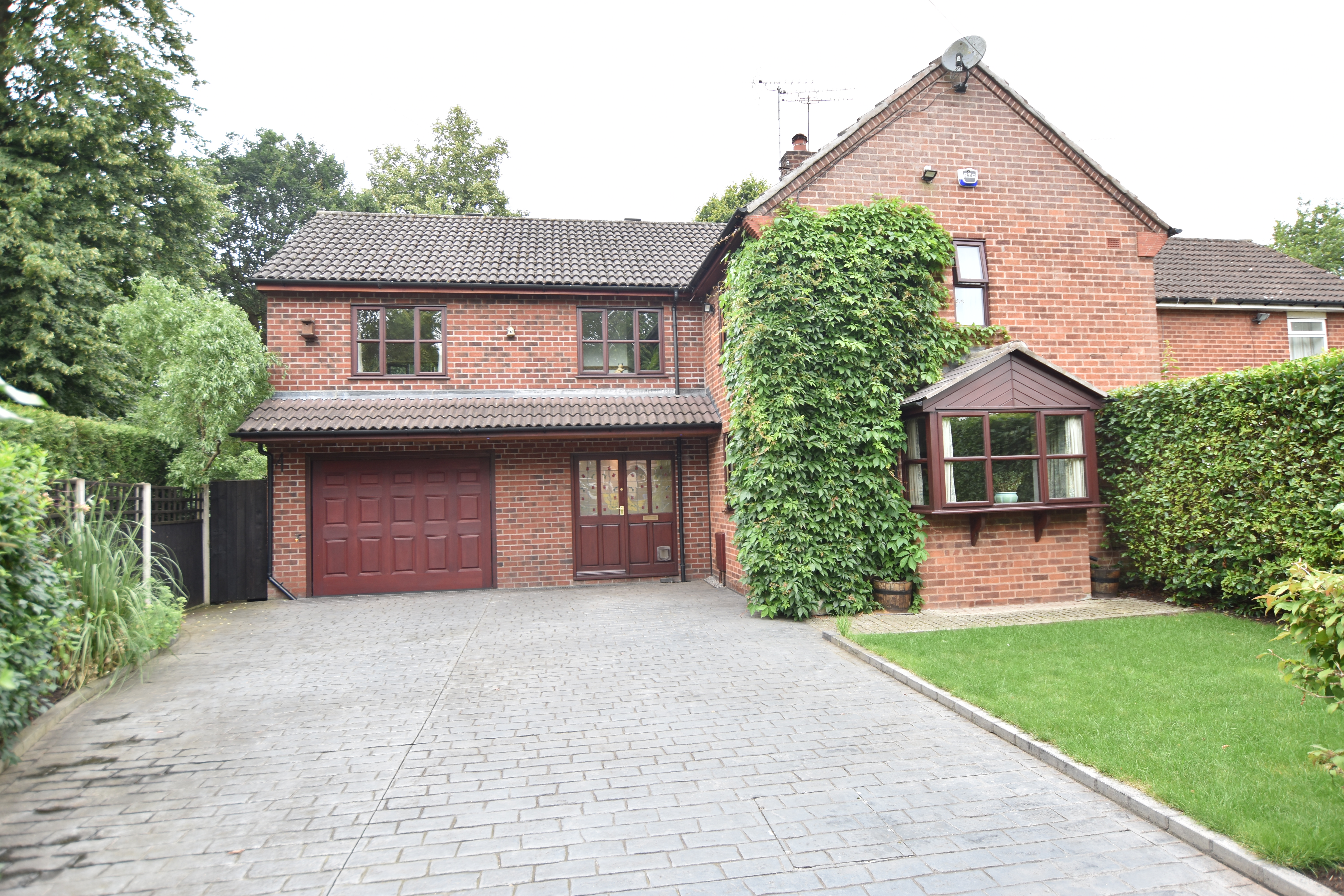 Property in Old Wrexham Road, Chester, CH4