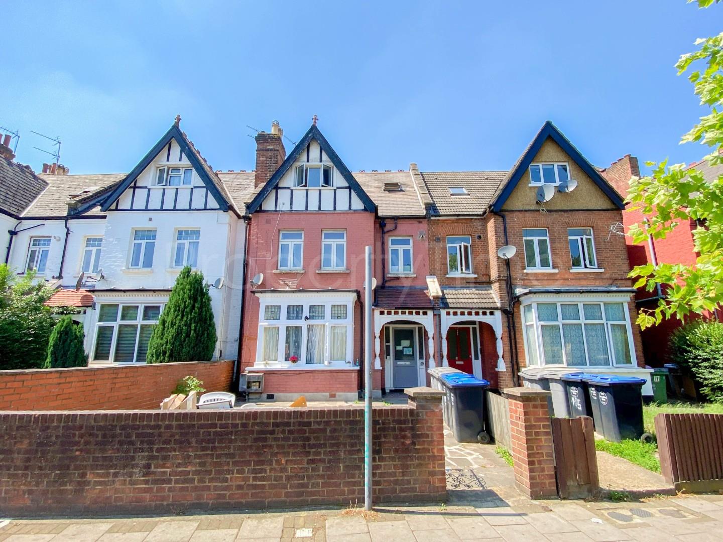 Property in Walm Lane, Willesden Green, London, NW2 4QE