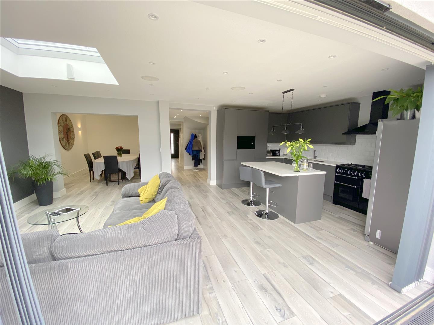 Property in Erskine Road, Sutton, Surrey, SM1 3AT