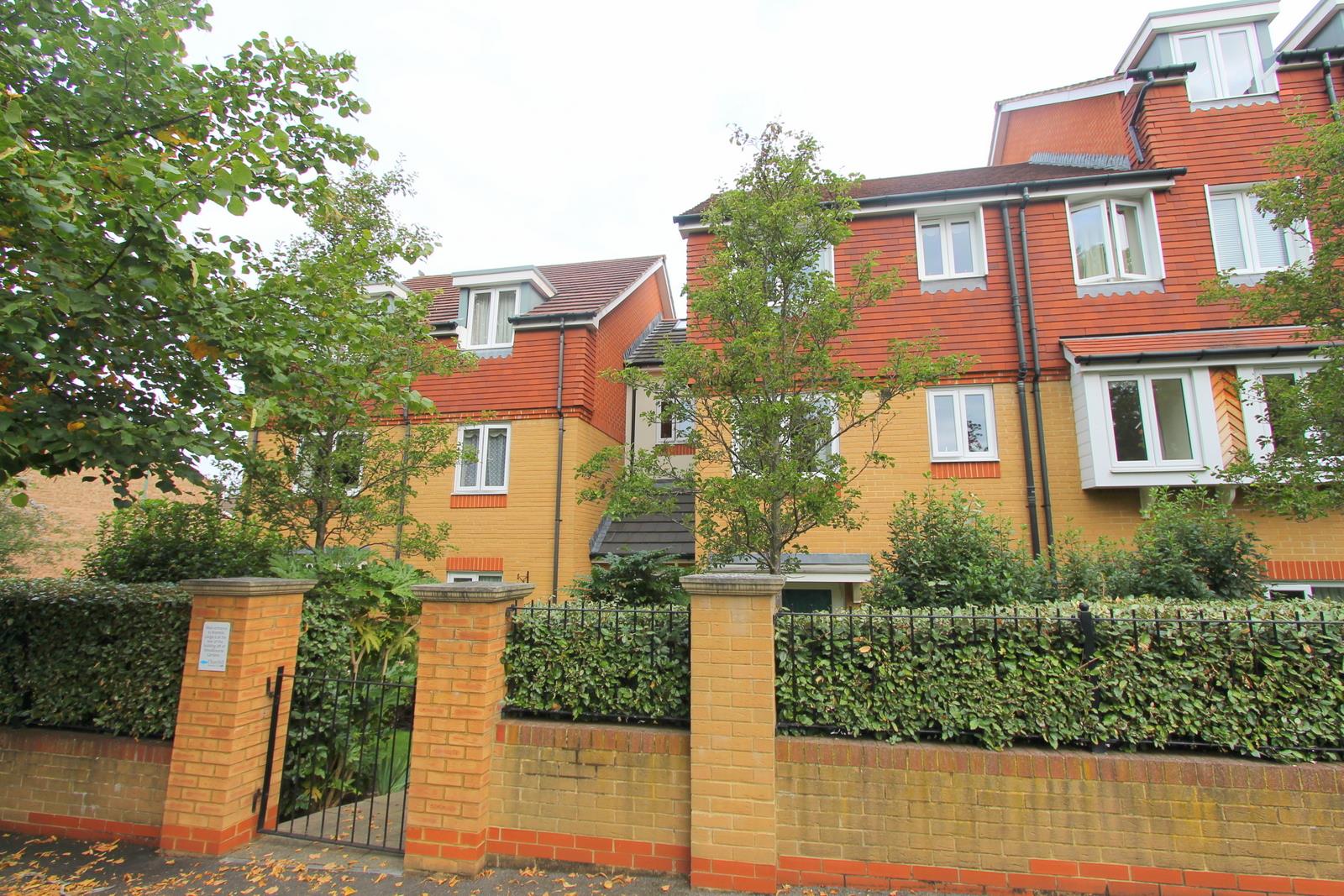 Property in Brambledown Road, Wallington, London, SM6 0TQ