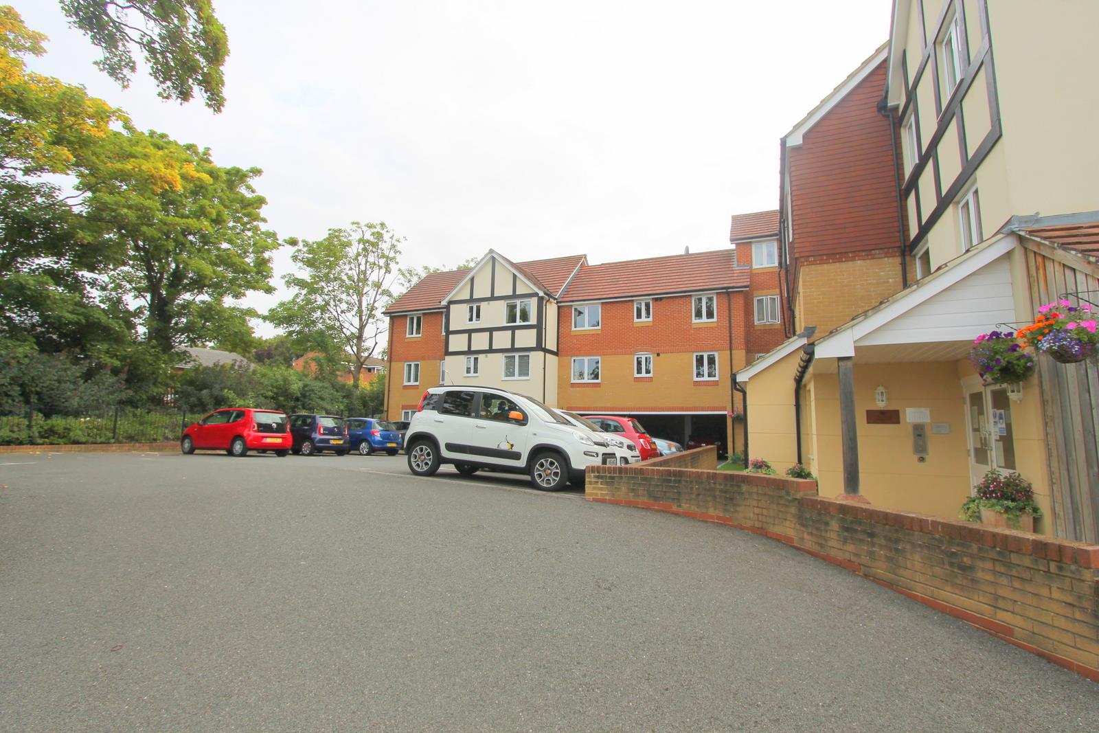 Property in Brambledown Road, Wallington, London, SM6 0TQ