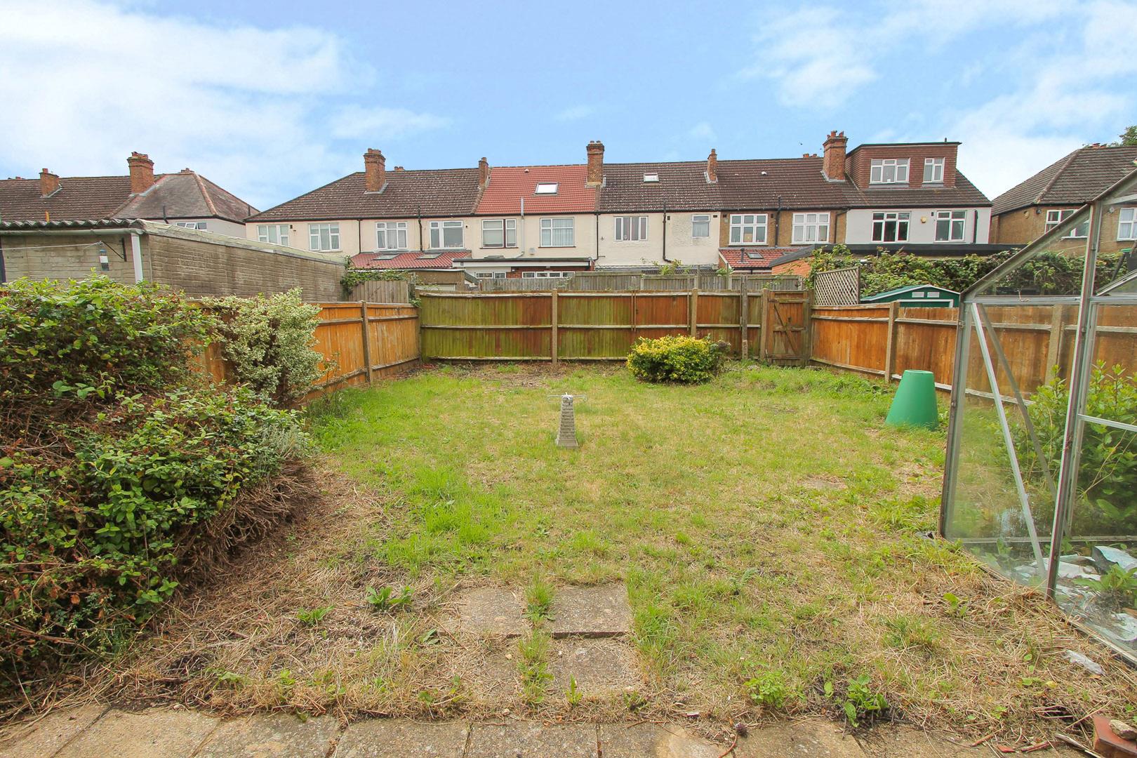 Property in Godalming Avenue, Wallington, SM6 8NW