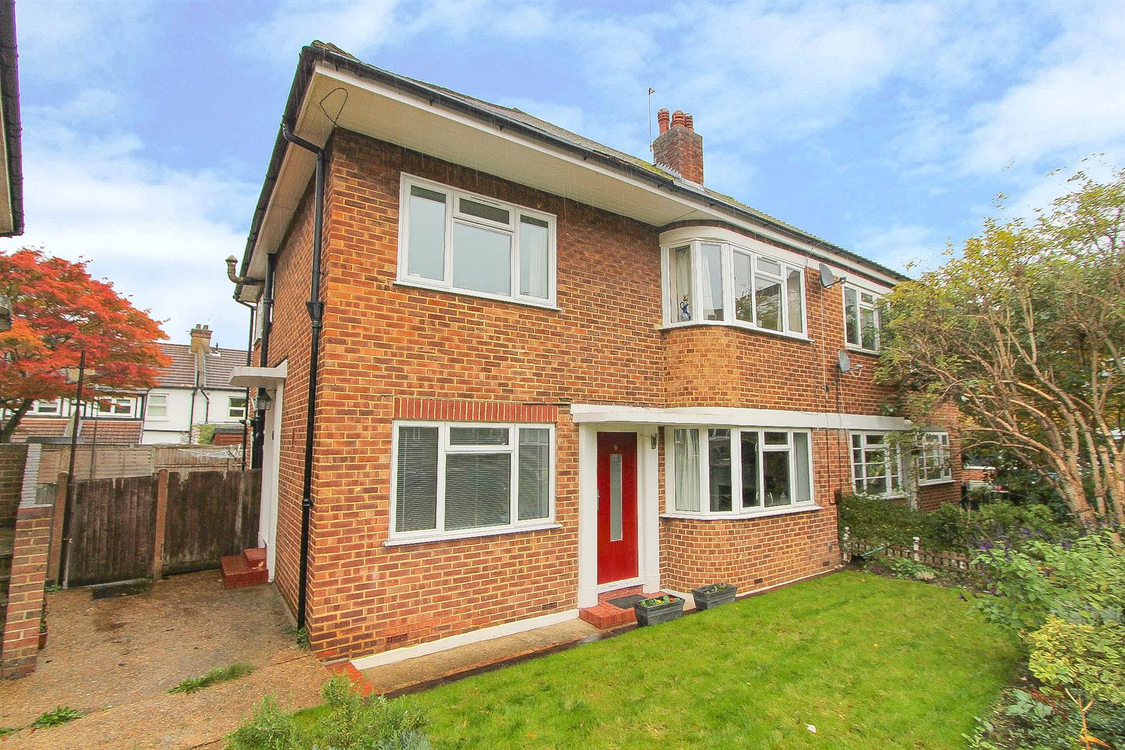 Property in Queens Close, Wallington, SM6 0AQ