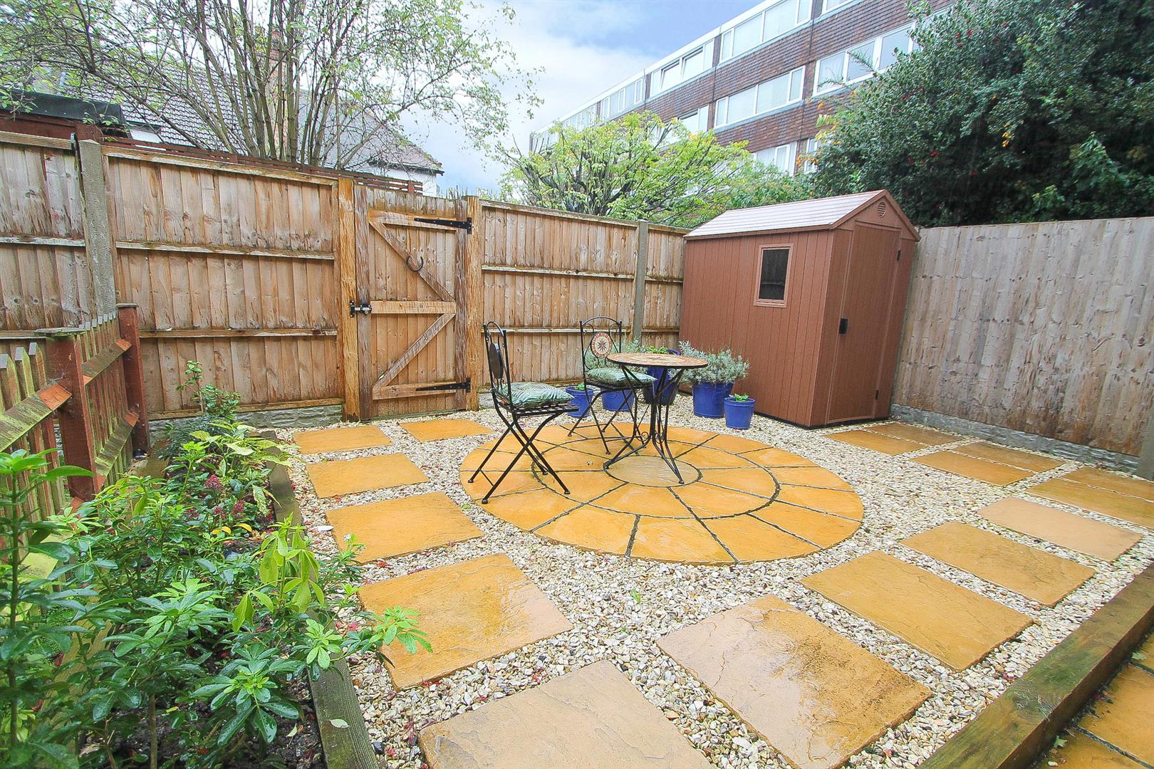 Property in Queens Close, Wallington, SM6 0AQ