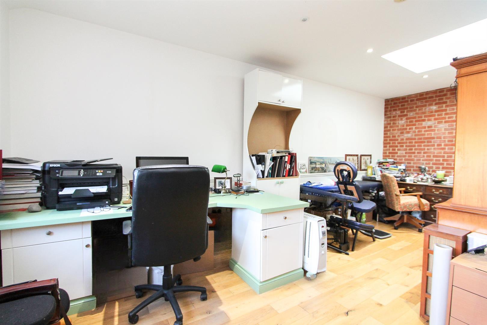 Property in Cobham Close, Wallington, SM6 9DS