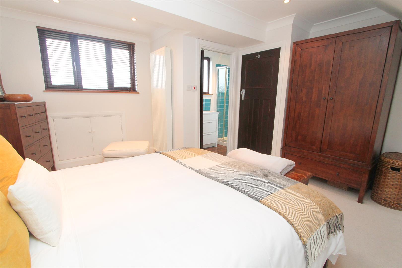 Property in Nightingale Road, Carshalton, SM5 2DQ