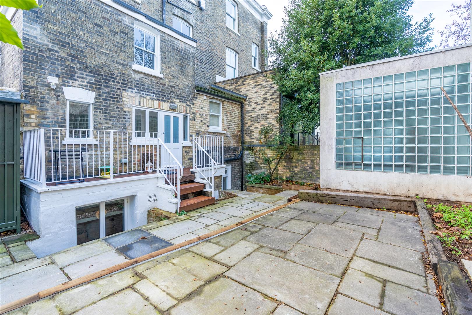 Property in Richmond Avenue, Barnsbury, London, N1 0LX