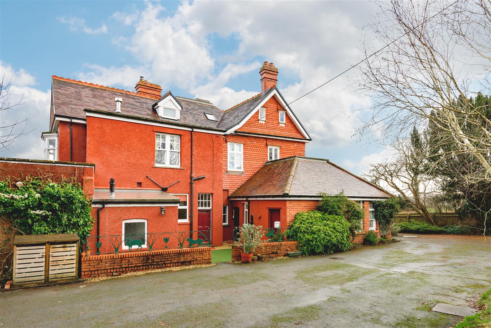 Property in Llanyre, Llandrindod Wells, Powys, LD1 6DY