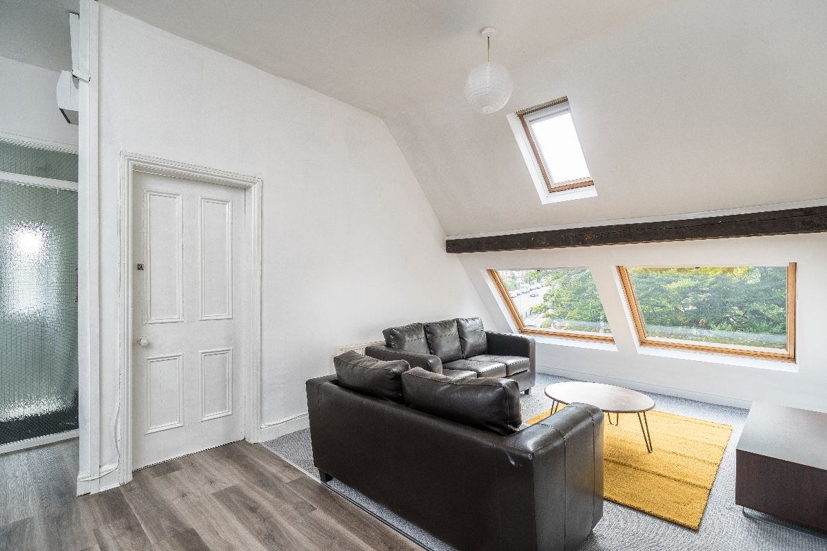 Property in Shaw Lane, Leeds, LS6 4DH