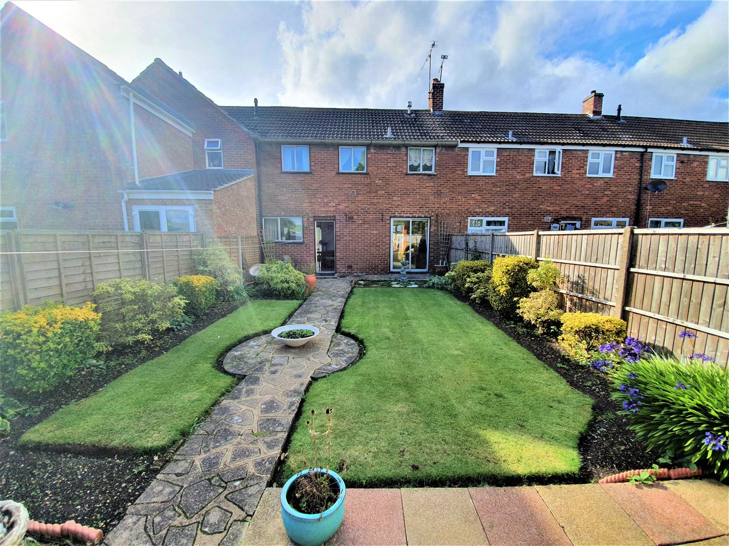 Property in Cedar Road, Nuneaton, Warwickshire, CV10 9DF